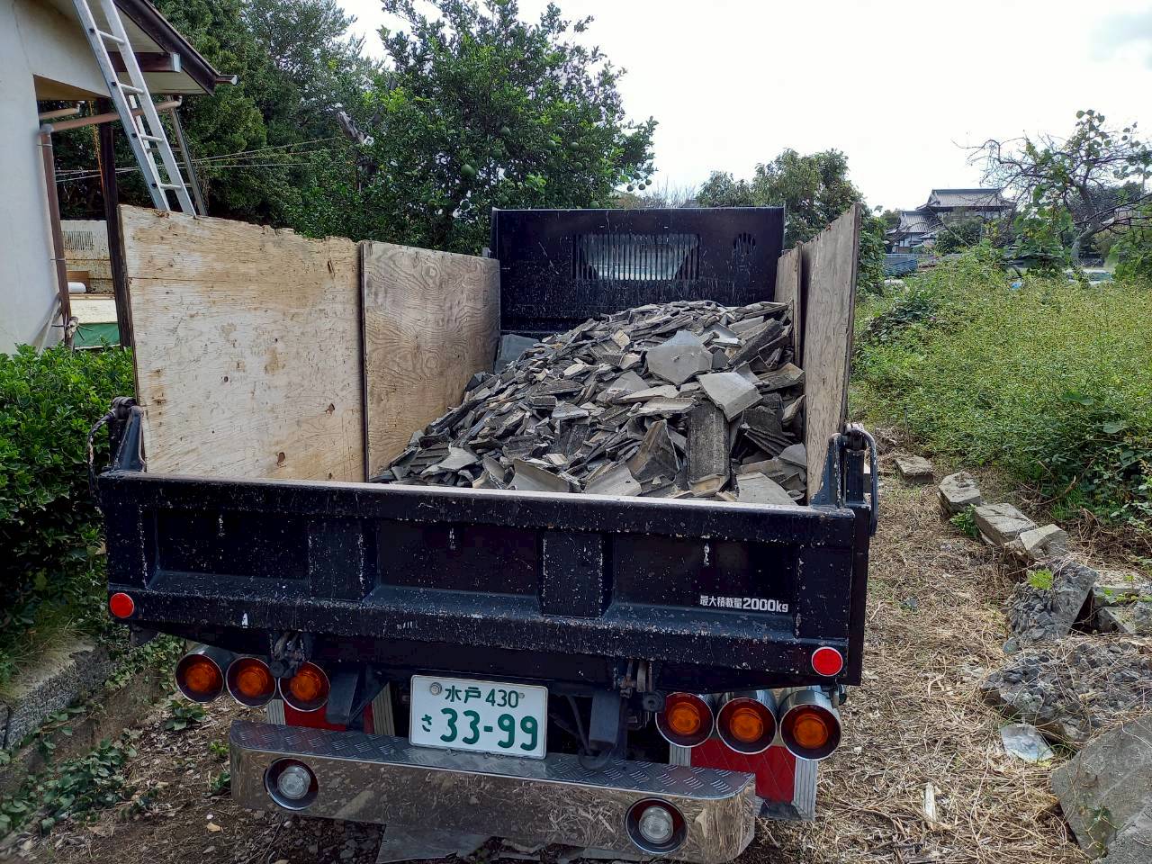 つくば市　撤去したセメント瓦のトラックへの積み込み